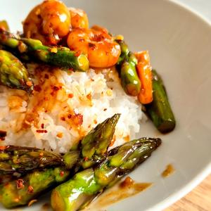 Spargel mit Garnelen - Asiatische Art