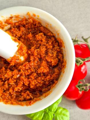 Pesto Rosso aus getrockneten Tomaten, Mandeln und Pinienkernen