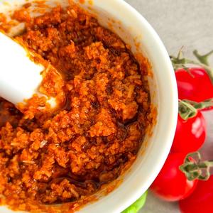 Pesto Rosso aus getrockneten Tomaten, Mandeln und Pinienkernen