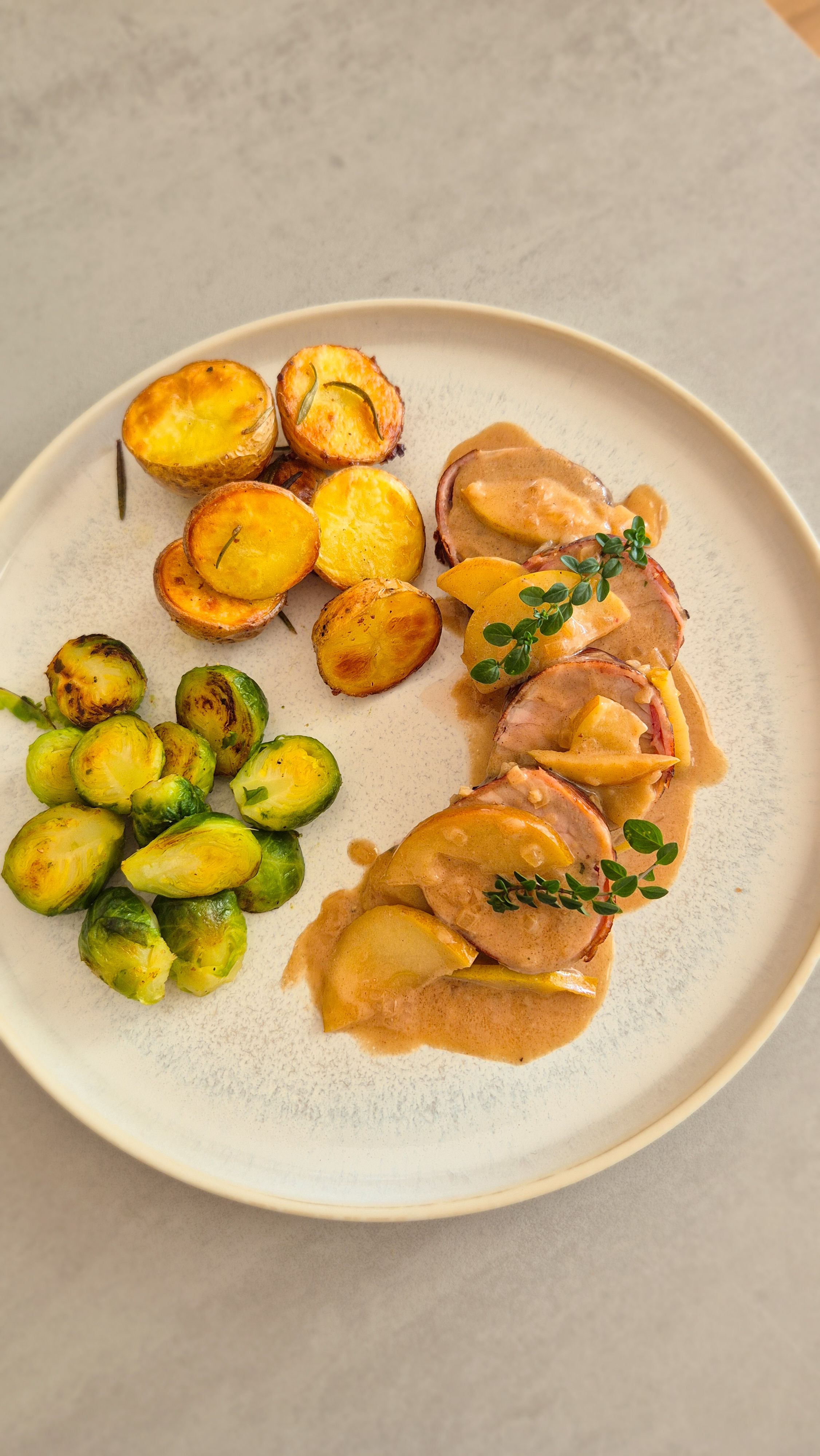 Schweinefilet mit karamellisierten Äpfeln und Zimt-Honig-Sauce - Thumbnail 3