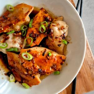 Gyoza in scharfer Chili Öl Sauce