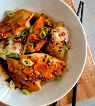 Gyoza in scharfer Chili Öl Sauce