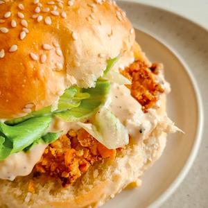 Crispy Chicken Burger Rezept: Knusprig mit selbstgemachtem Caesar Dressing