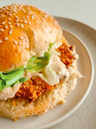 Crispy Chicken Burger Rezept: Knusprig mit selbstgemachtem Caesar Dressing