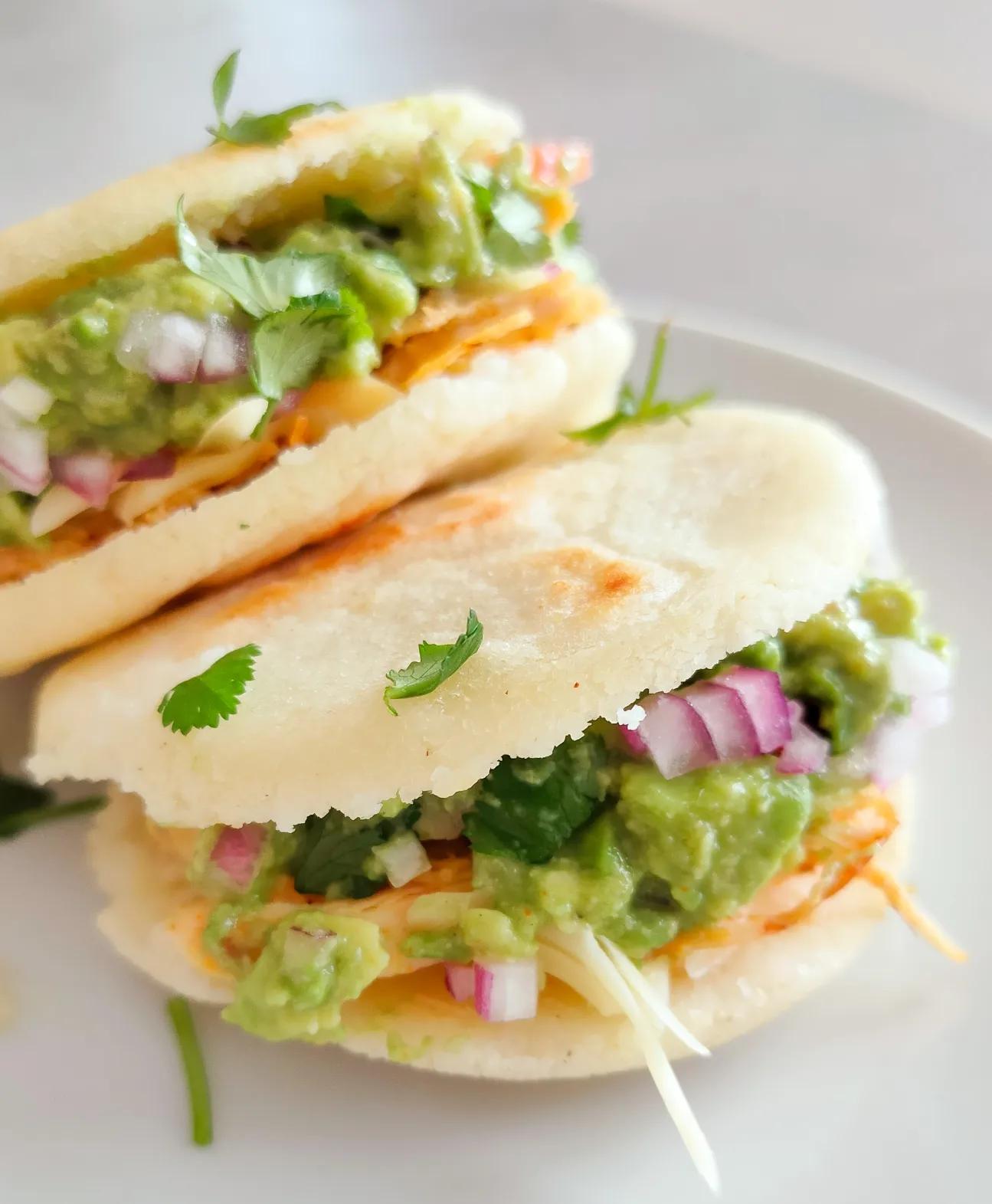 Arepas mit Hähnchen und Guacamole