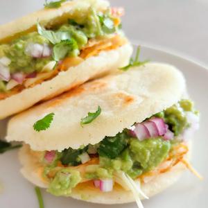 Arepas mit Hähnchen und Guacamole
