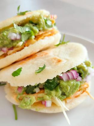 Arepas mit Hähnchen und Guacamole
