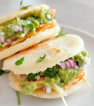 Arepas mit Hähnchen und Guacamole