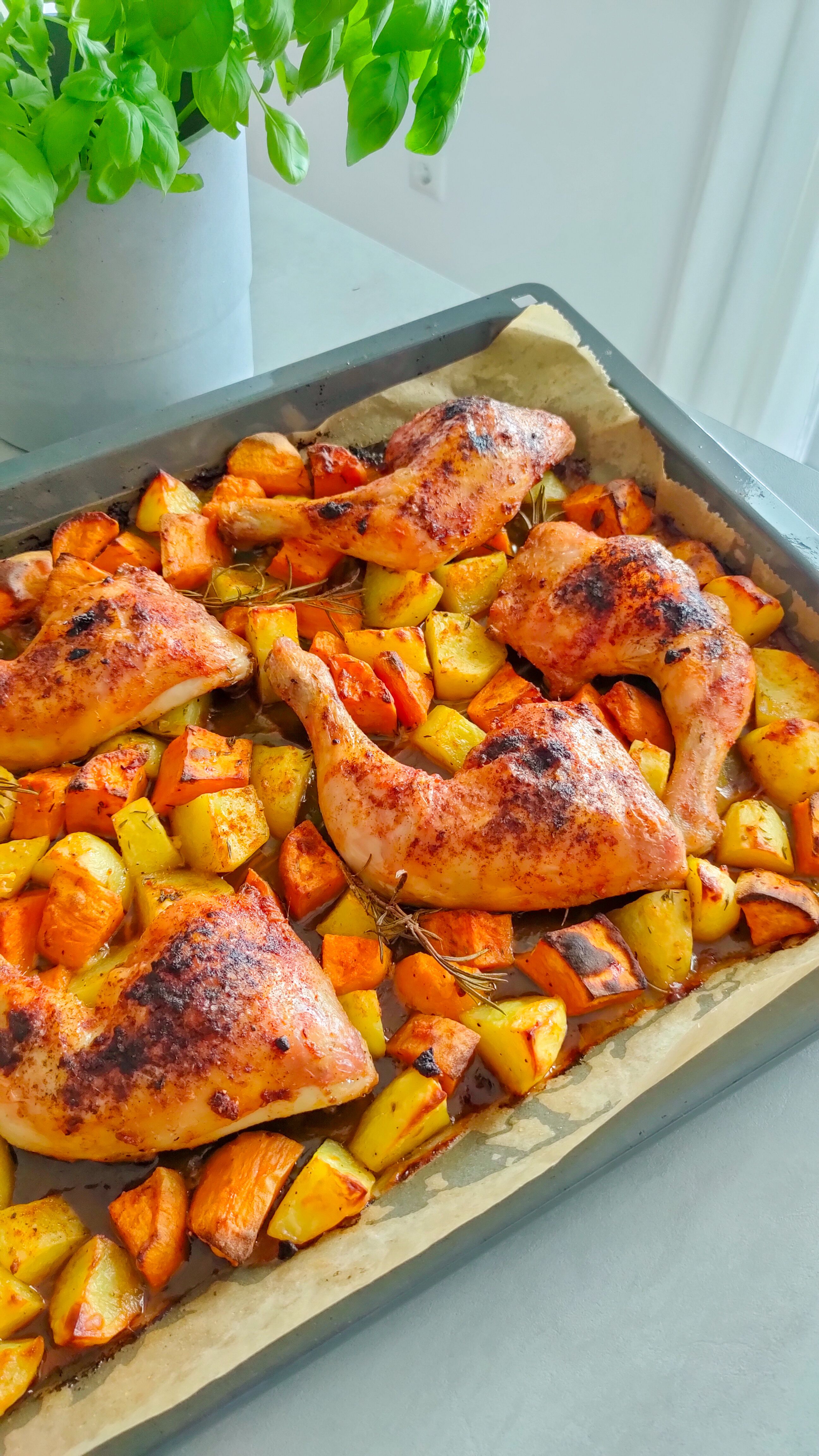 Kürbis, Kartoffeln und Hähnchenschenkel vom Blech