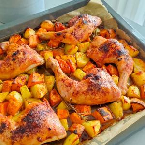 Kürbis, Kartoffeln und Hähnchenschenkel vom Blech