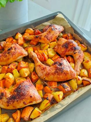 Kürbis, Kartoffeln und Hähnchenschenkel vom Blech