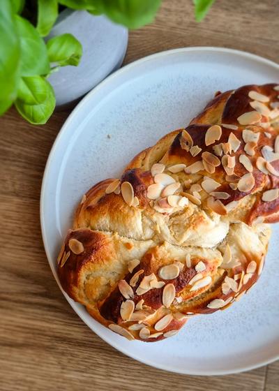 Goldbrauner Marzipan Hefezopf mit Mandelscheiben und süßer Marzipanfüllung – klassisches Weihnachtsgebäck
