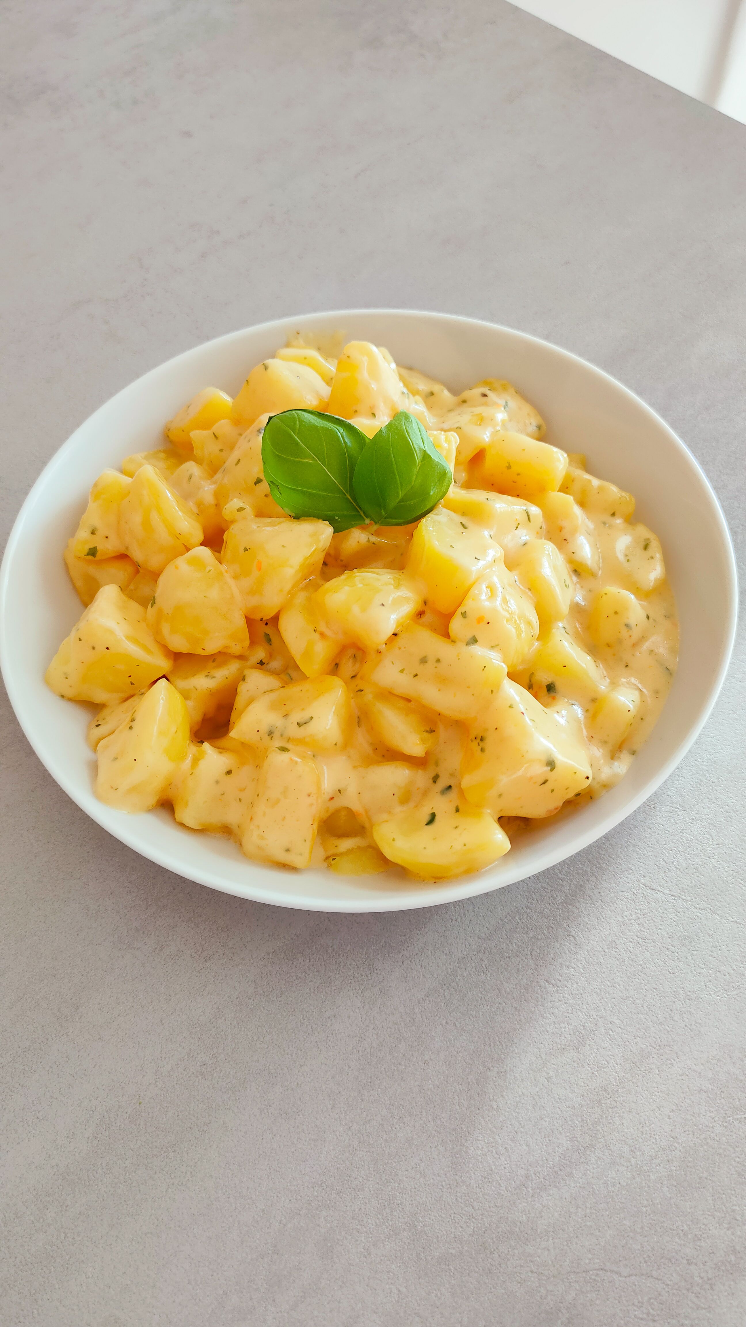 Kartoffelwürfel mit Schmelzkäse und Sahne in der Pfanne – die perfekte Konsistenz