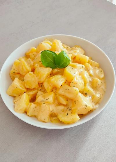 Kartoffelwürfel mit Schmelzkäse und Sahne in der Pfanne – die perfekte Konsistenz