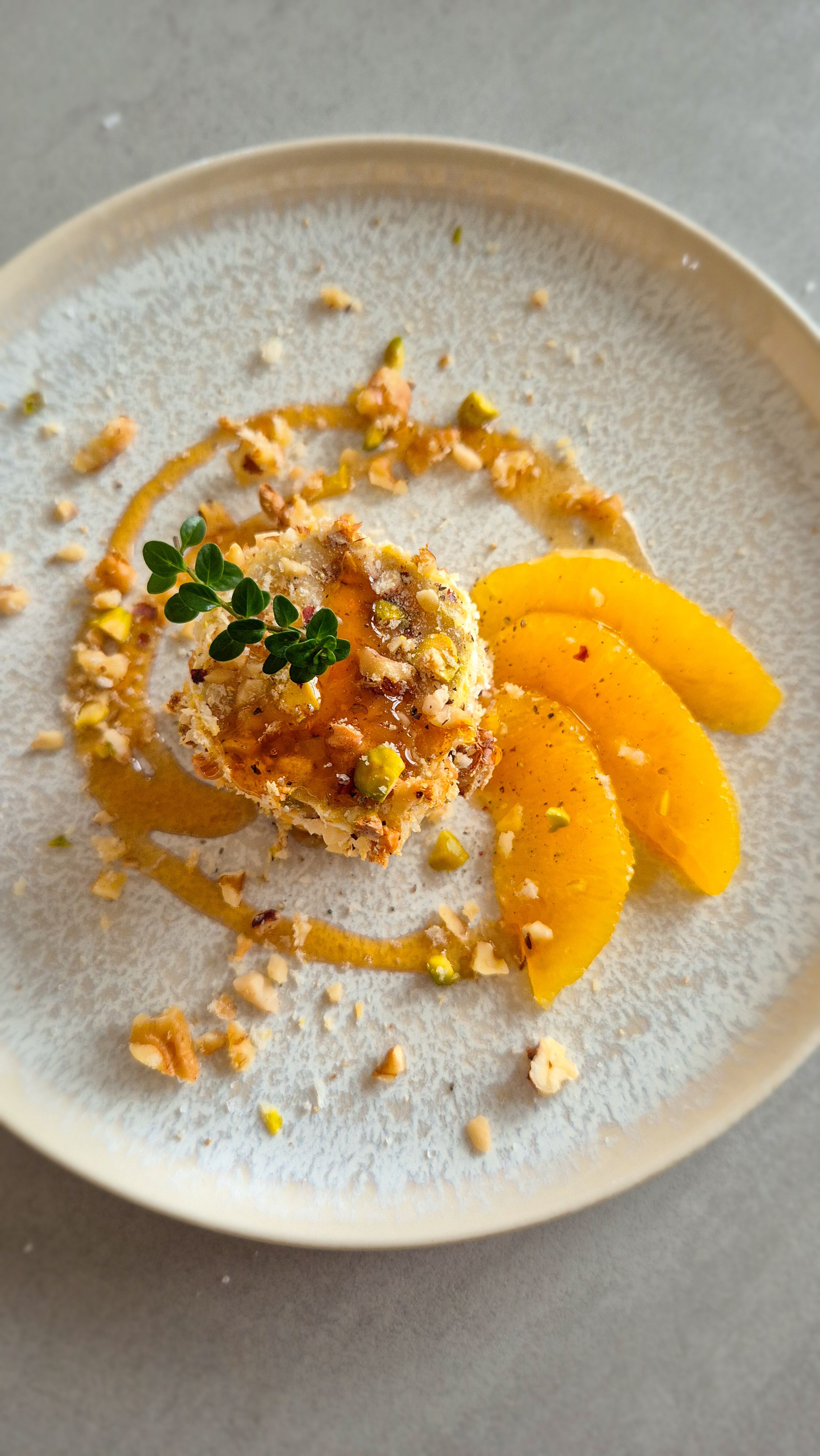 Gebackener Ziegenkäse im Nussmantel mit Honig und Orangenfilets
