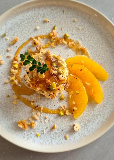 Gebackener Ziegenkäse im Nussmantel mit Honig und Orangenfilets - Hauptbild