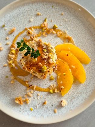 Gebackener Ziegenkäse im Nussmantel mit Honig und Orangenfilets