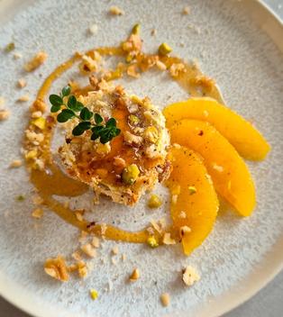Gebackener Ziegenkäse im Nussmantel mit Honig und Orangenfilets
