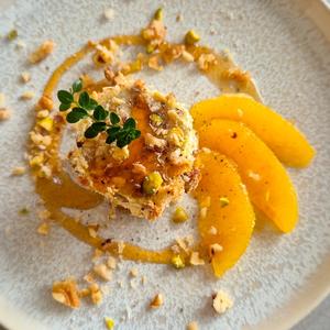 Gebackener Ziegenkäse im Nussmantel mit Honig und Orangenfilets