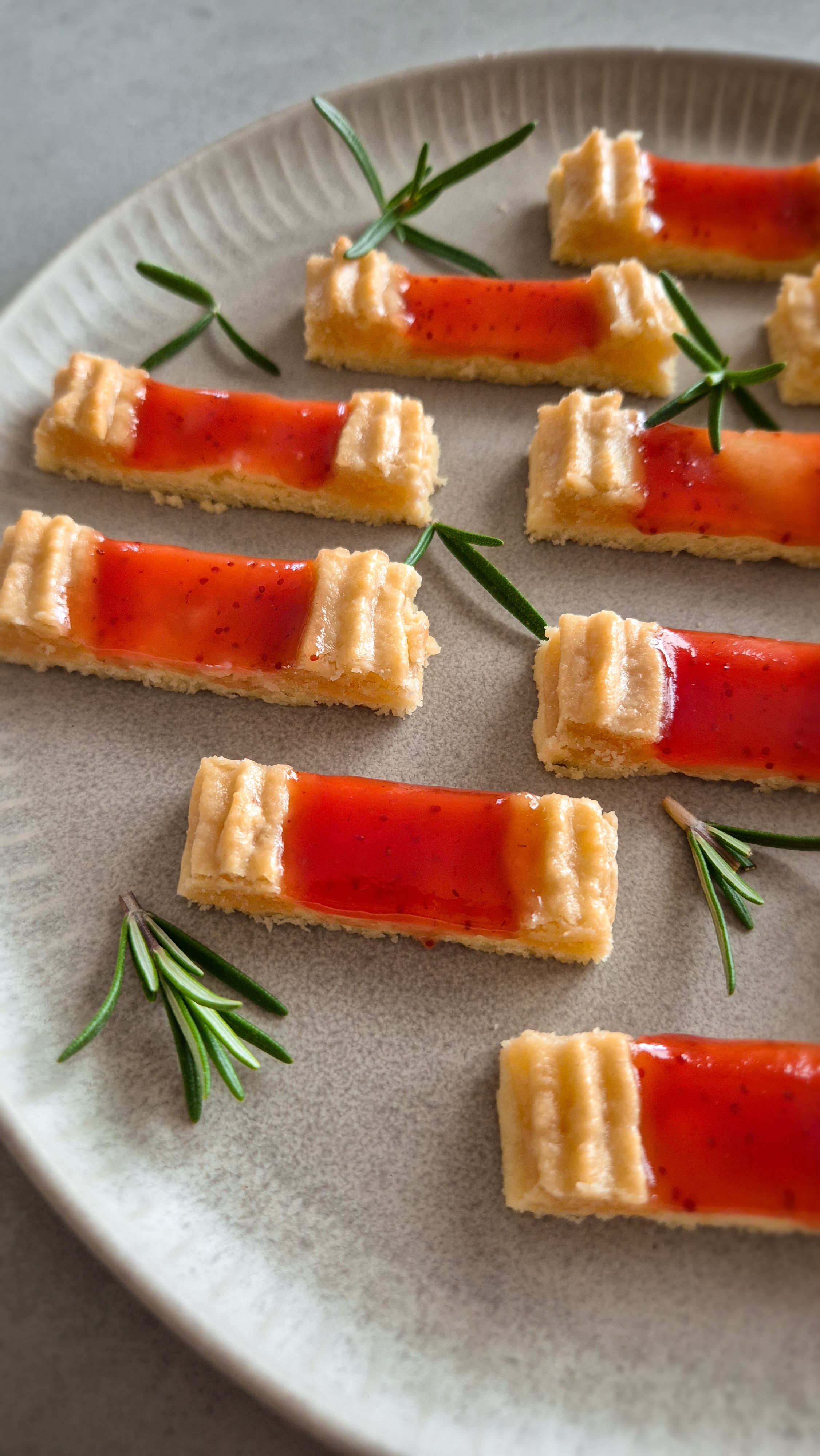 Eisenbahner Plätzchen – zarte Marzipanplätzchen mit fruchtiger Marmelade - Bild 3