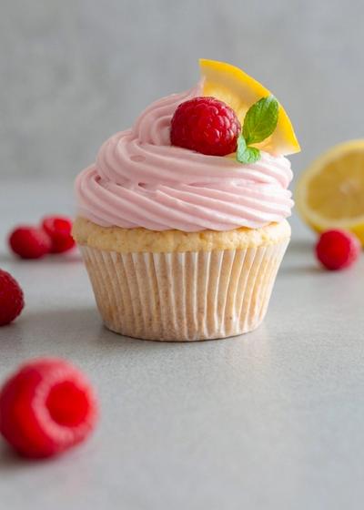 Fruchtiger Zitronen-Cupcake mit Himbeer-Frosting.
