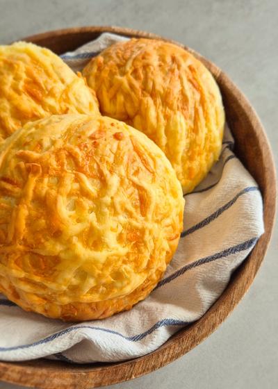 Hausgemachte fluffige Käsebrötchen in einer Schale.