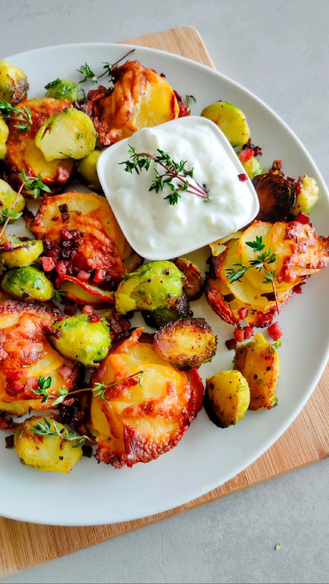 Knusprige Kartoffeltürmchen mit Rosenkohl und Speck