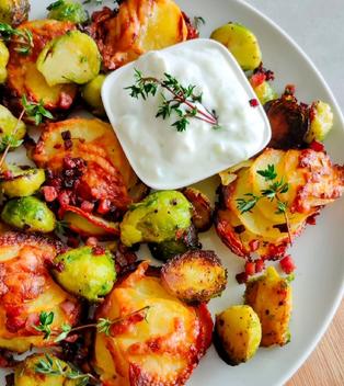 Knusprige Kartoffeltürmchen mit Rosenkohl und Speck