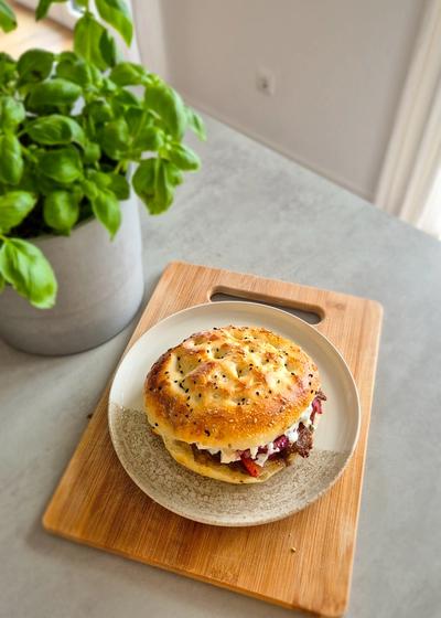 Viraler Backpapier-Döner aus dem Ofen mit Fladenbrot auf einem Teller.