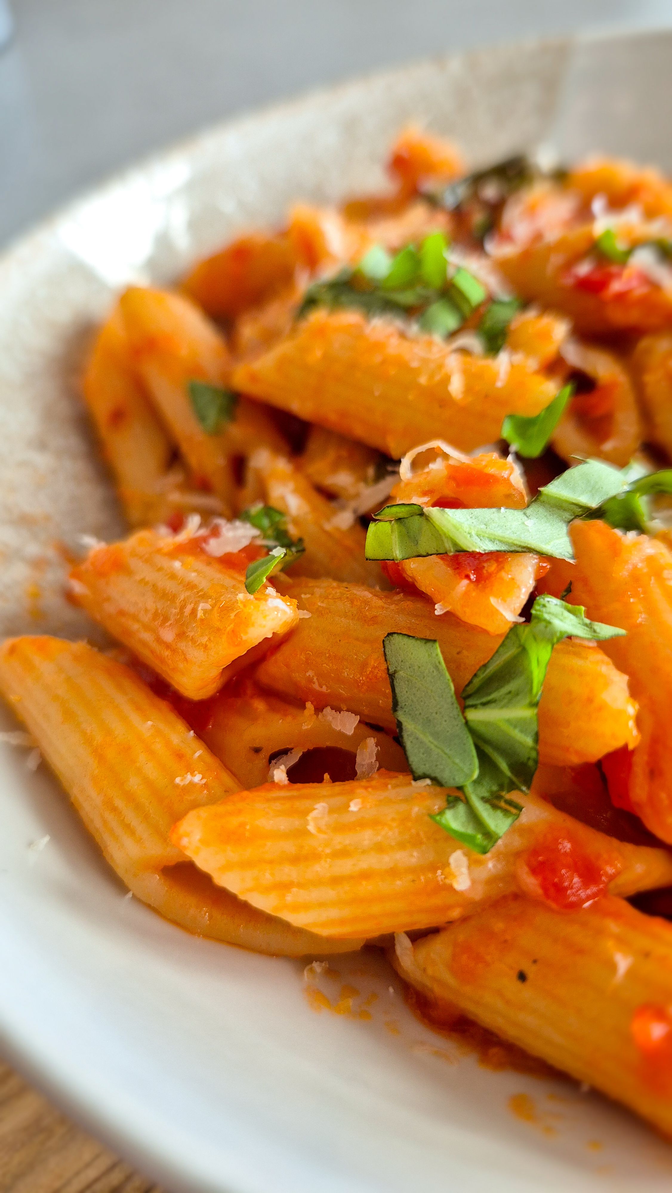 Penne all'Arrabbiata mit scharfer Chili und Perocino auf einem Teller serviert.