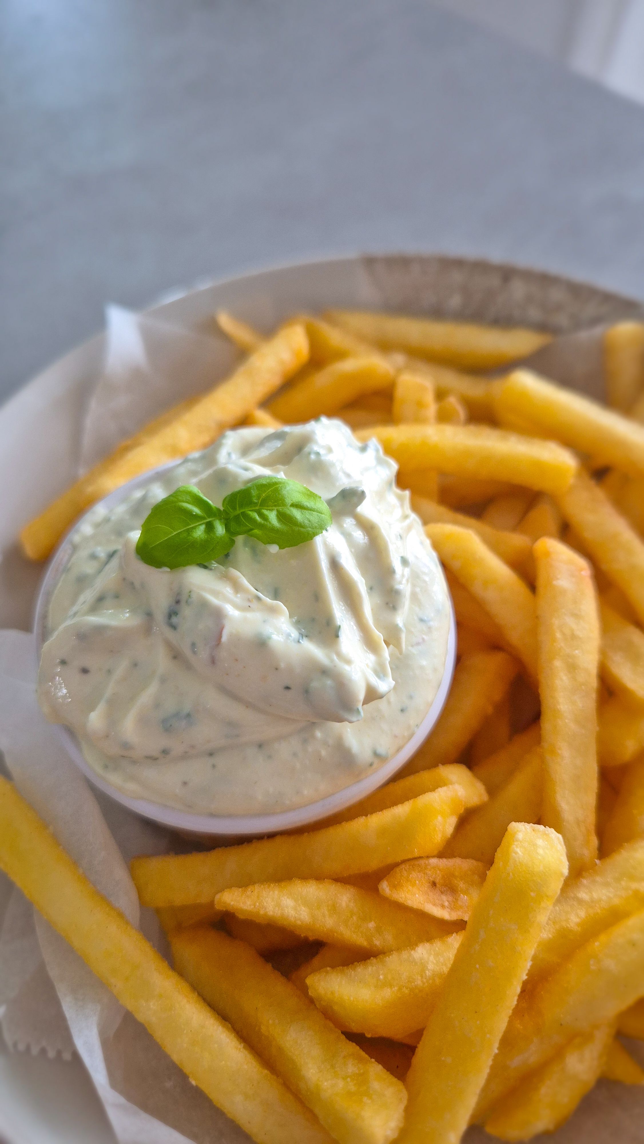 Cremiger Dip für knusprige Pommes: Mayo-Quark-Mix mit frischen Kräutern - Bild 2