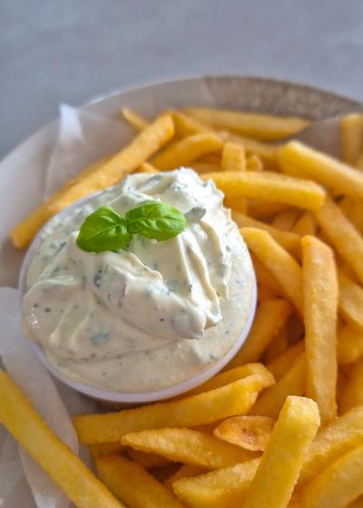 Cremiger Dip für knusprige Pommes: Mayo-Quark-Mix mit frischen Kräutern - Bild 2