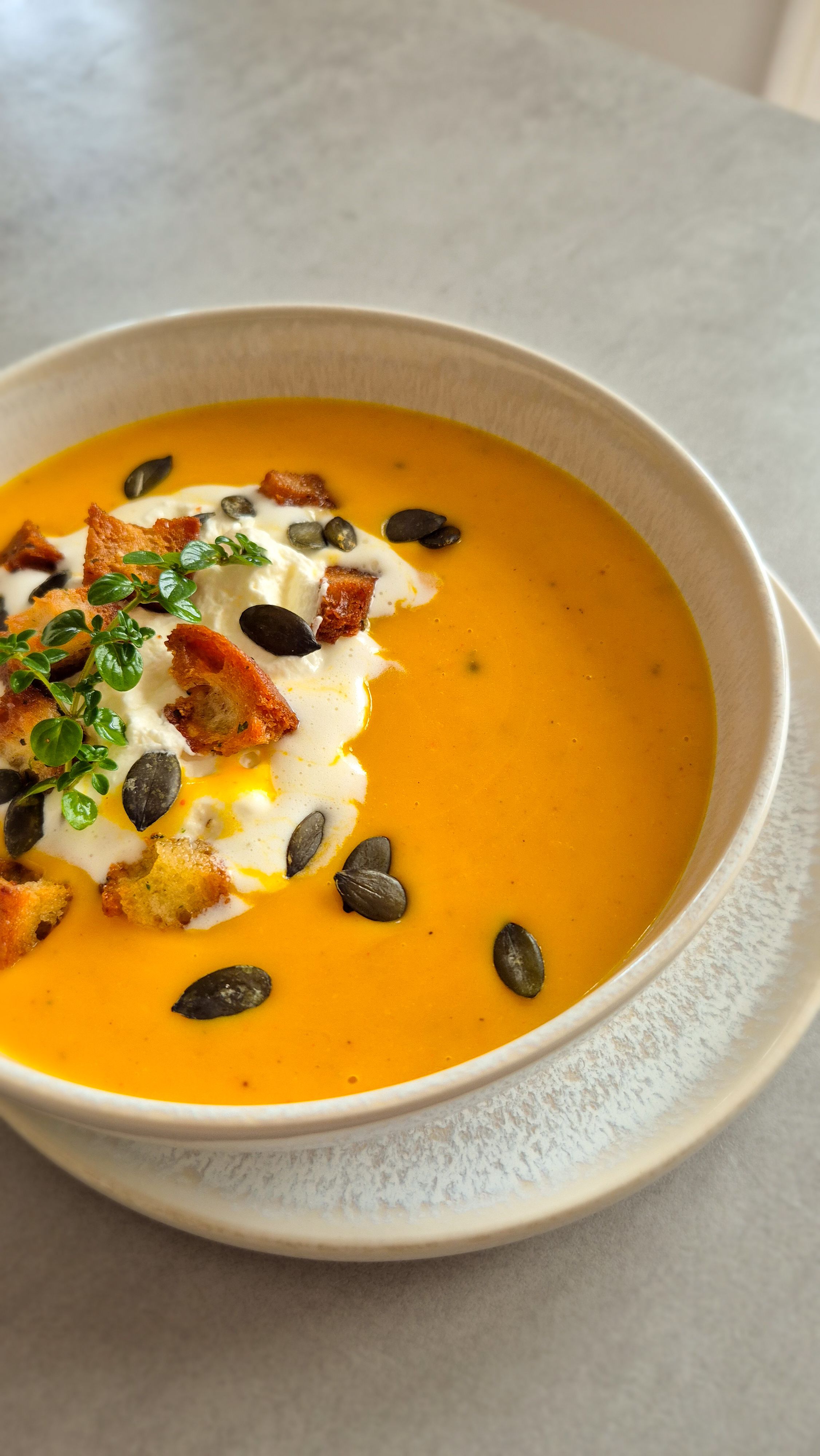 Herbstliche Kürbissuppe mit geröstetem Hokkaido, Thymian und Kürbiskernen