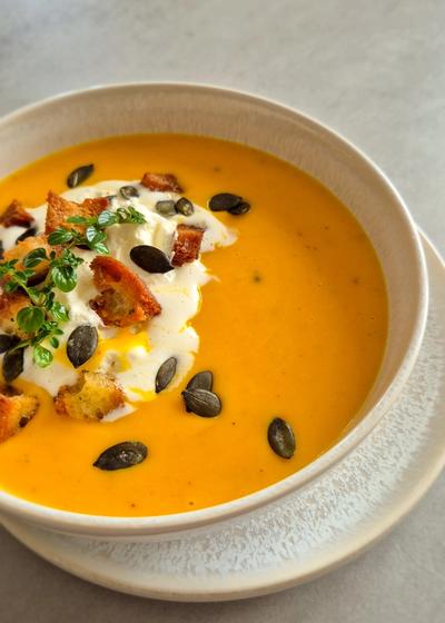 Herbstliche Kürbissuppe mit geröstetem Hokkaido, Thymian und Kürbiskernen - Hauptbild