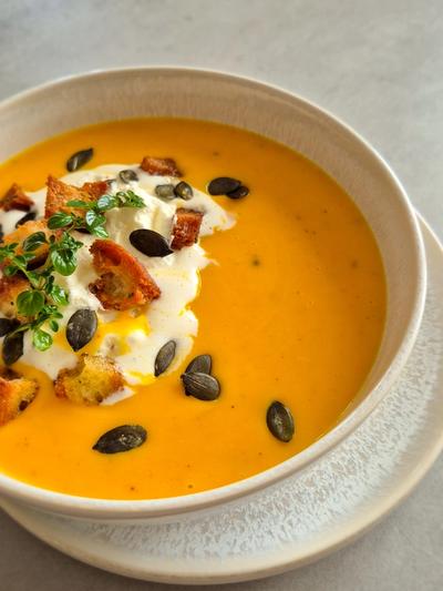 Herbstliche Kürbissuppe mit geröstetem Hokkaido, Thymian und Kürbiskernen