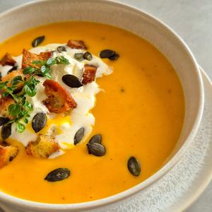 Herbstliche Kürbissuppe mit geröstetem Hokkaido, Thymian und Kürbiskernen
