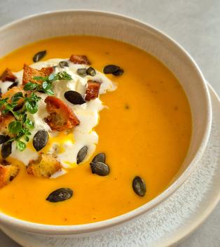 Herbstliche Kürbissuppe mir geröstetem Hokkaido, Thymian und Kürbiskernen