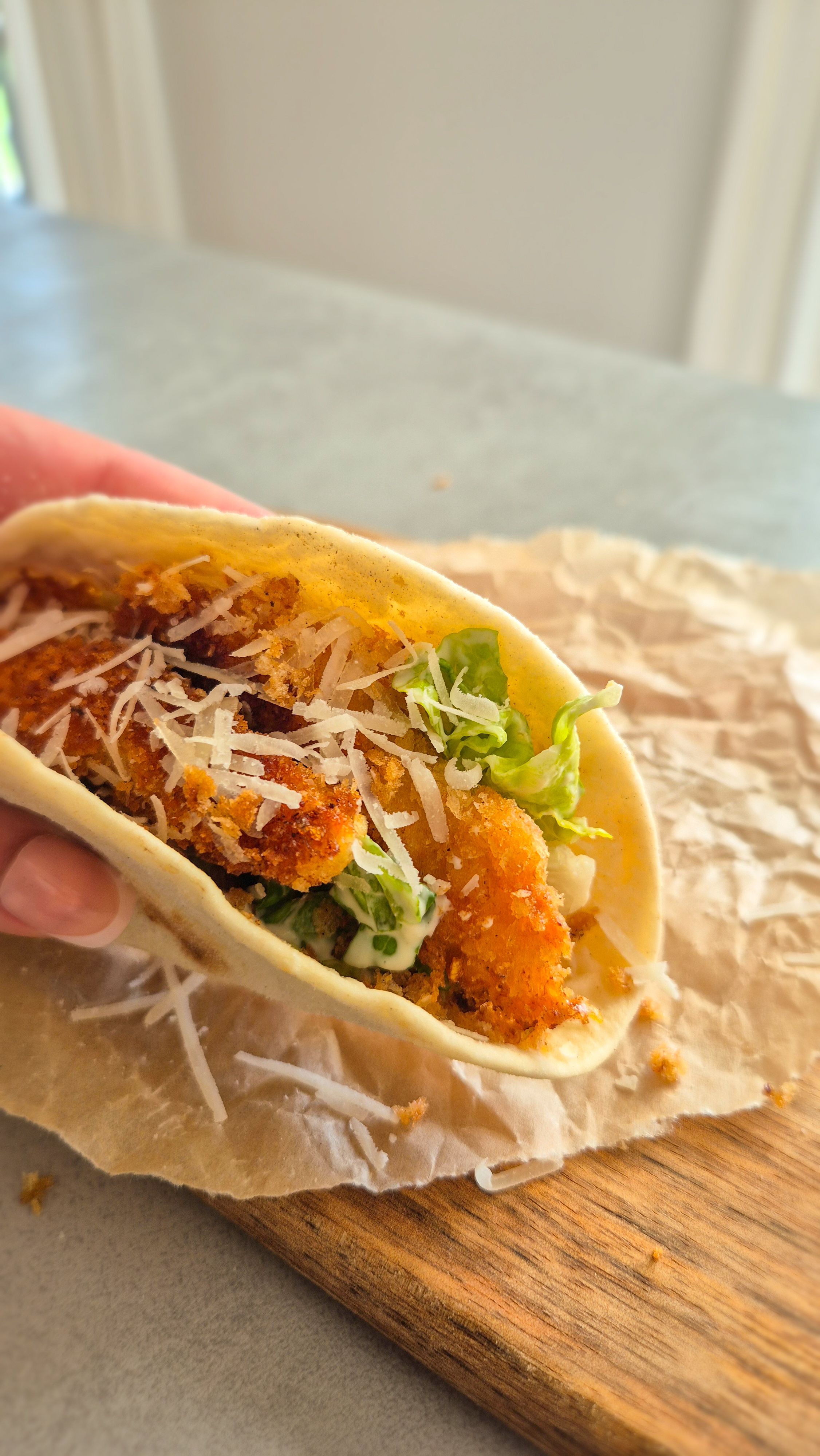 Crispy Chicken Tacos mit Caesar Salad und extra Panko-Parmesan Crunch in Weizentortillas gefüllt.