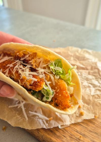 Crispy Chicken Tacos mit Caesar Salad und extra Panko-Parmesan Crunch in Weizentortillas gefüllt.