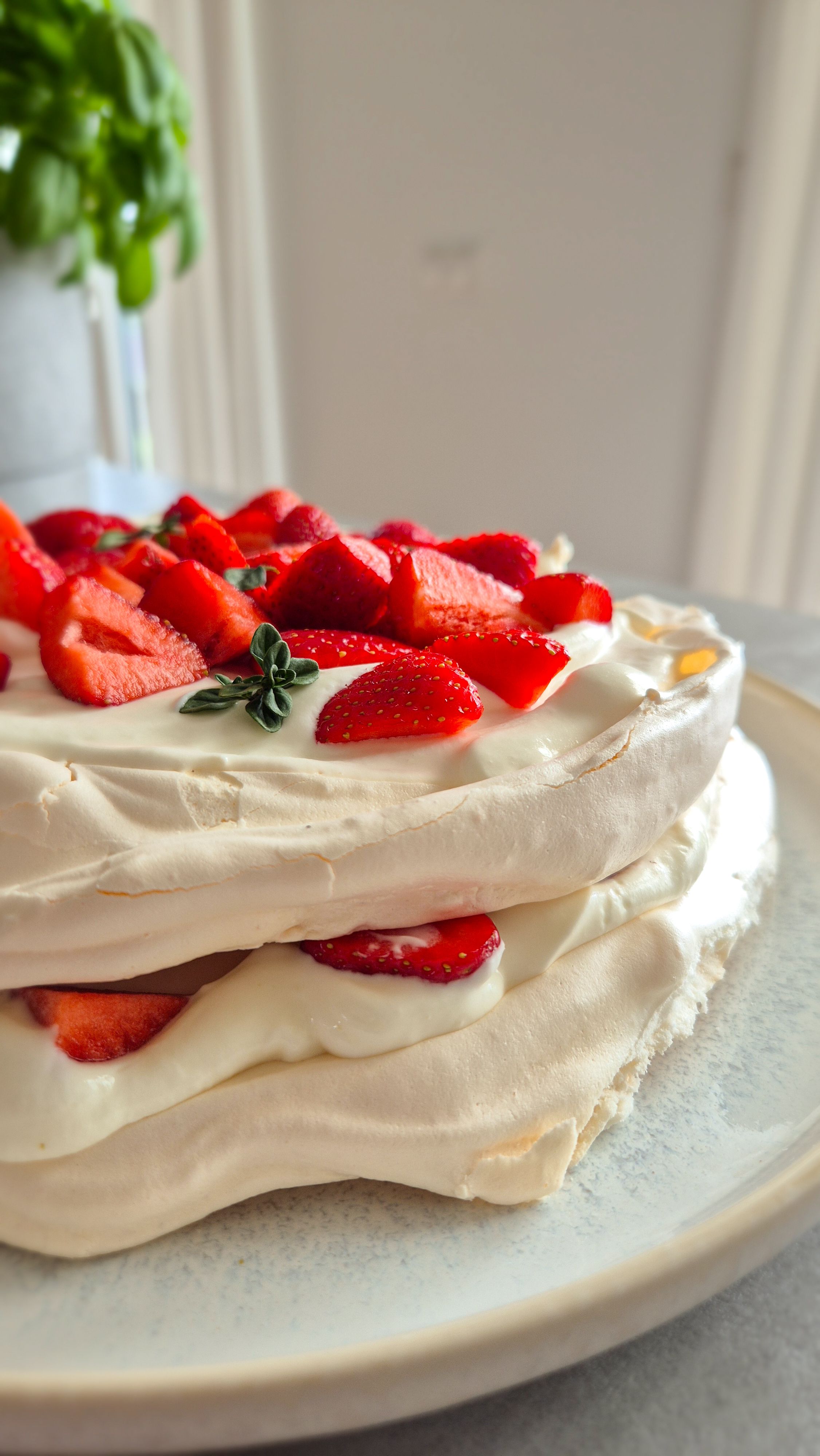 Pavlova mit Mascarpone-Creme und Erdbeeren