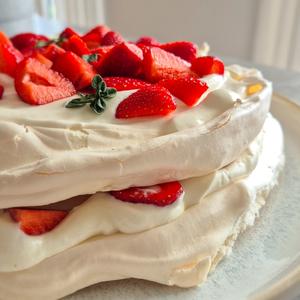 Pavlova mit Mascarpone-Creme und Erdbeeren