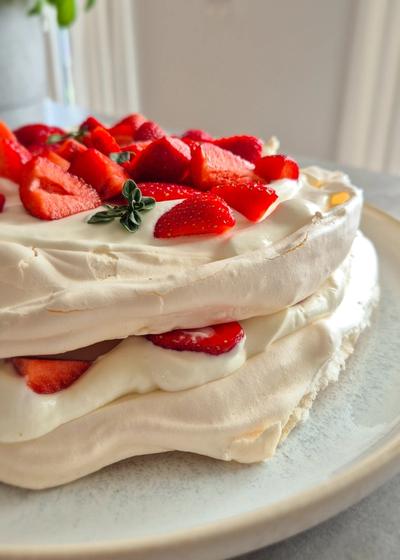 Pavlova mit Mascarpone-Creme und Erdbeeren - Hauptbild