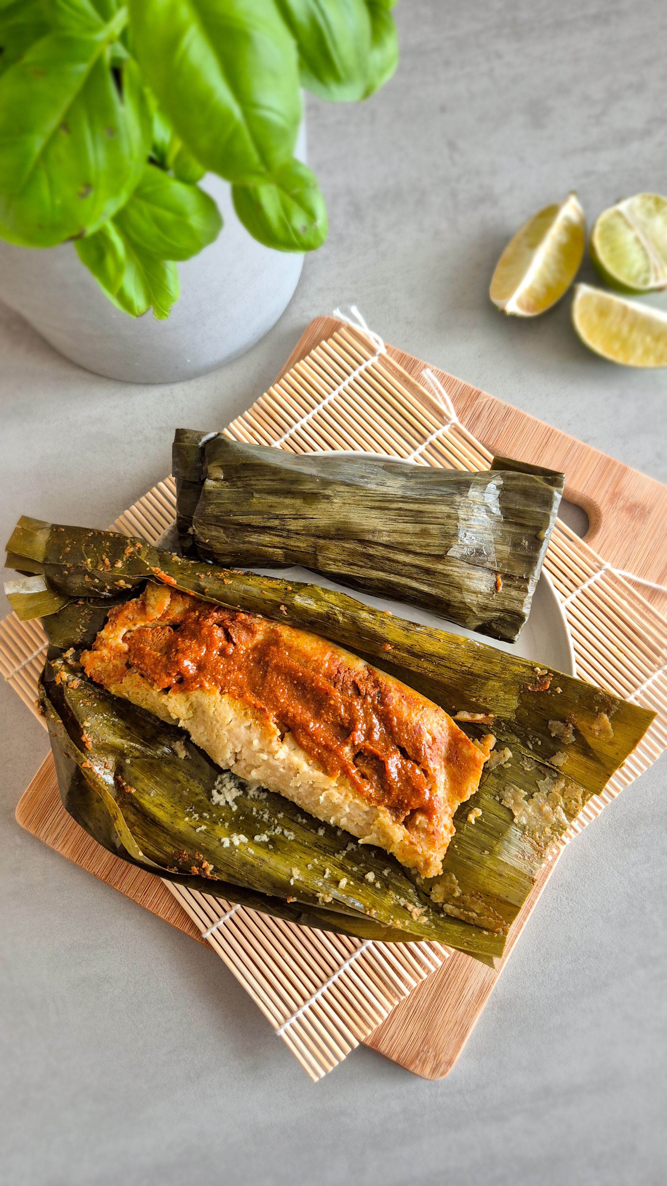 Guatemaltekische Tamales mit Schweinefleisch und Bananenblättern
