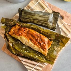 Guatemaltekische Tamales mit Schweinefleisch und Bananenblättern