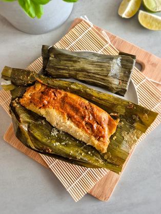 Guatemaltekische Tamales mit Schweinefleisch und Bananenblättern