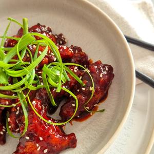 Yangnyeom Chicken - Koreanisches Fried Chicken mit süß-scharfer Sauce