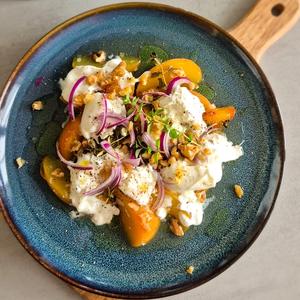 Gebackener Pfirsich mit Burrata