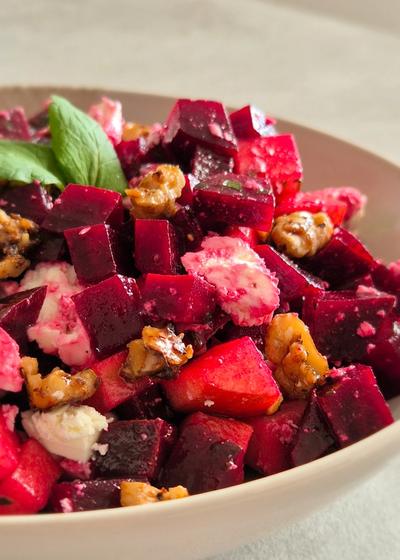 Rote Beete Salat mit Feta, Minze und kandierten Walnüssen in einer Schüssel.