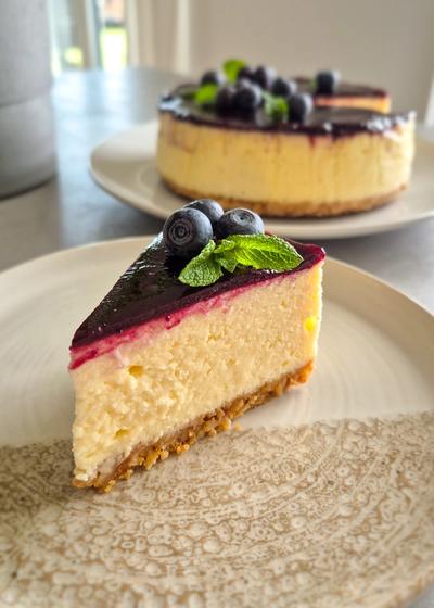 Cremiger Cheesecake mit Mandelboden & Heidelbeerspiegel - Bild 4