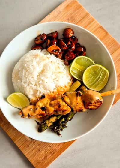 Würzige Hähnchenspieße in Erdnusssauce - Hauptbild